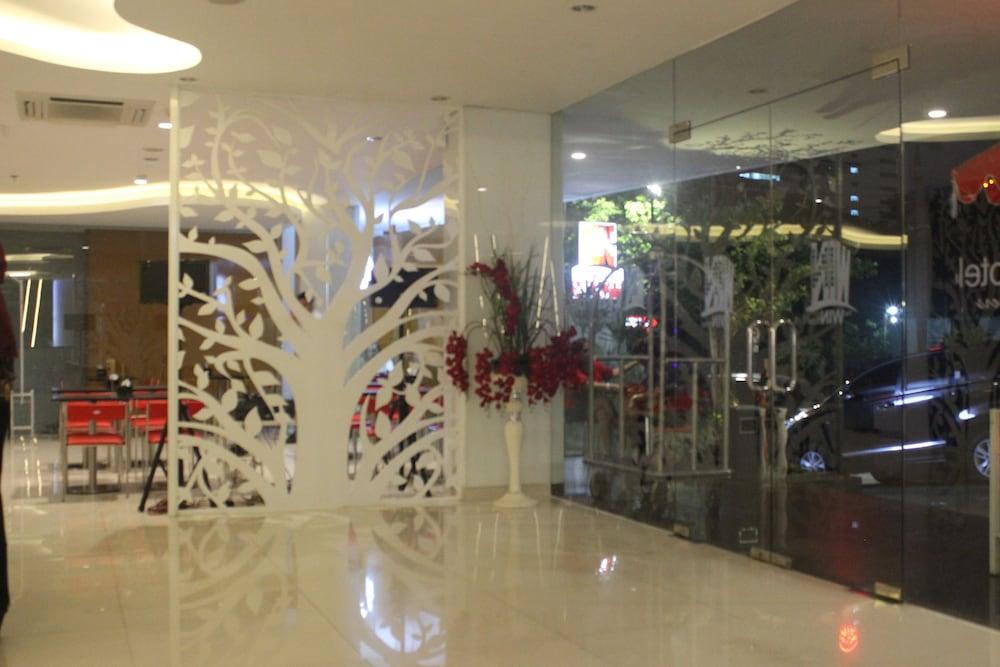 The Win Hotel Surabaya Dış mekan fotoğraf