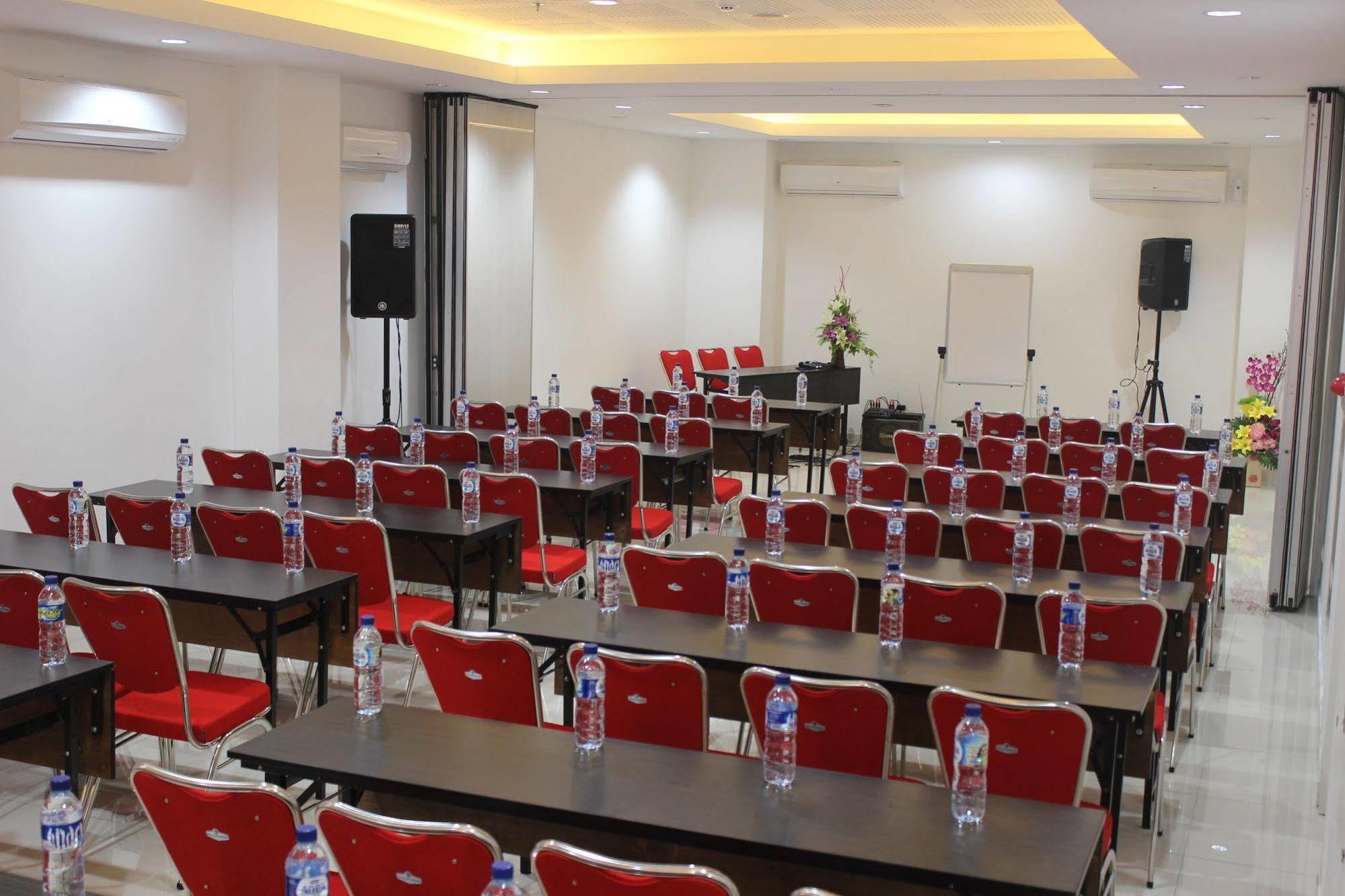The Win Hotel Surabaya Dış mekan fotoğraf